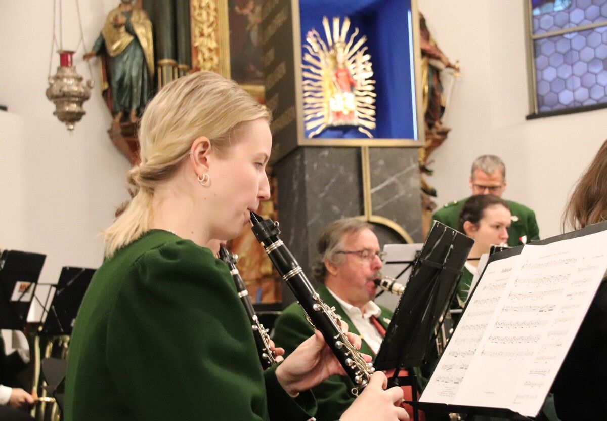 Der MV Bildstein rund um Kapellmeister Christian Lapitz begeisterte mit sakralen Werken. ⇒Natascha Moosbrugger