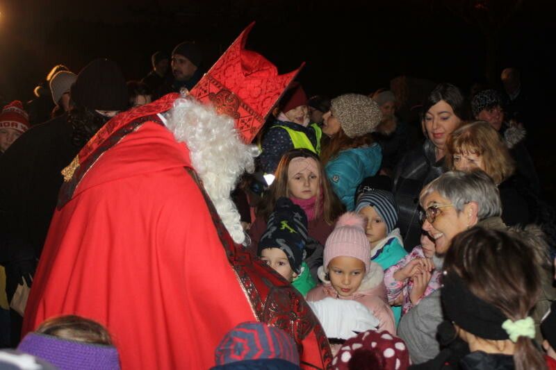 Der Nikolaus kommt bei der Schufla-Adventfeier auf Besuch. ⇒VN/TK