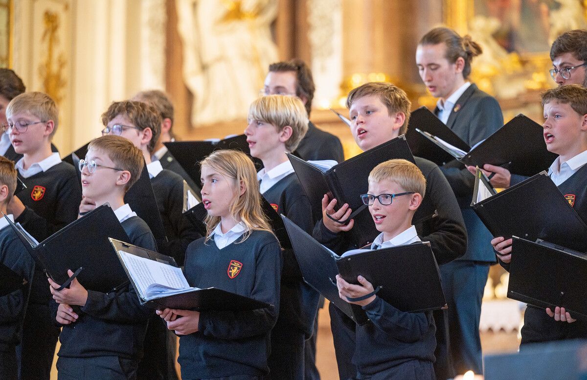 Der Tölzer Knabenchor singt Werke von Johann Sebastian Bach und Felix Mendelssohn Bartholdy.⇒ jan roeder