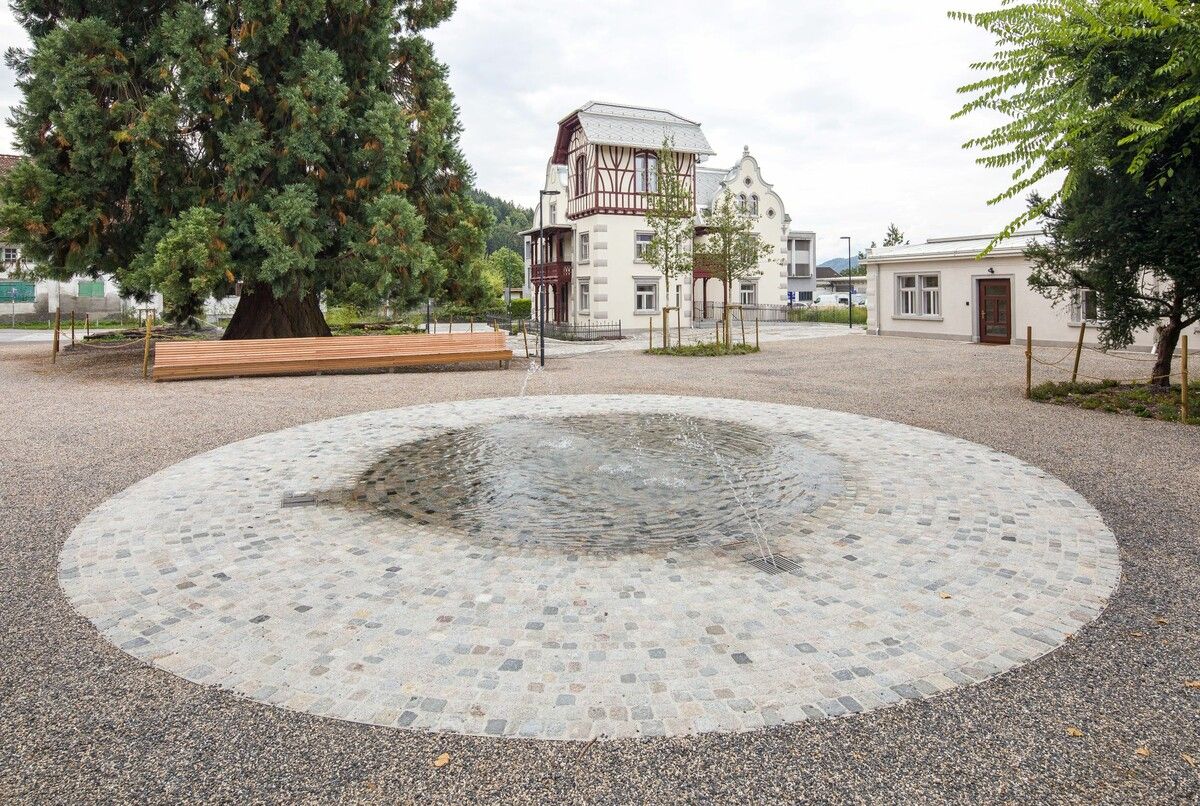 Der Vorplatz der neuen Häusle-Villa lädt zum Verweilen und Entspannen ein.⇒dietmar walser