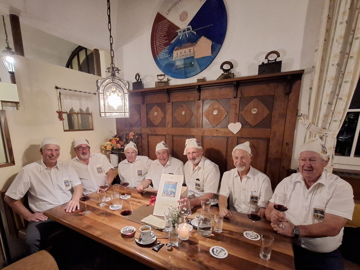 Der Zipfelkappenclub Sonnenberg feierte den 84. Geburtstag des Vorstands und ehrte Pepi für 30 Jahre treue Mitgliedschaft. ⇒Zipfelkappen-Club