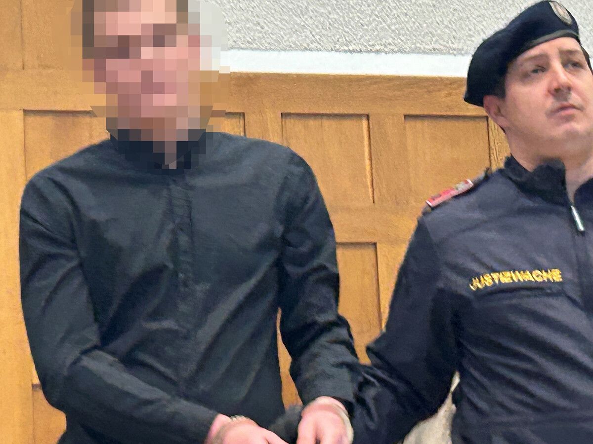 Der Zweitangeklagte wird aus der U-Haft in den Schwurgerichtssaal des Landesgerichts Feldkirch geführt. ⇒vn/gs (2)