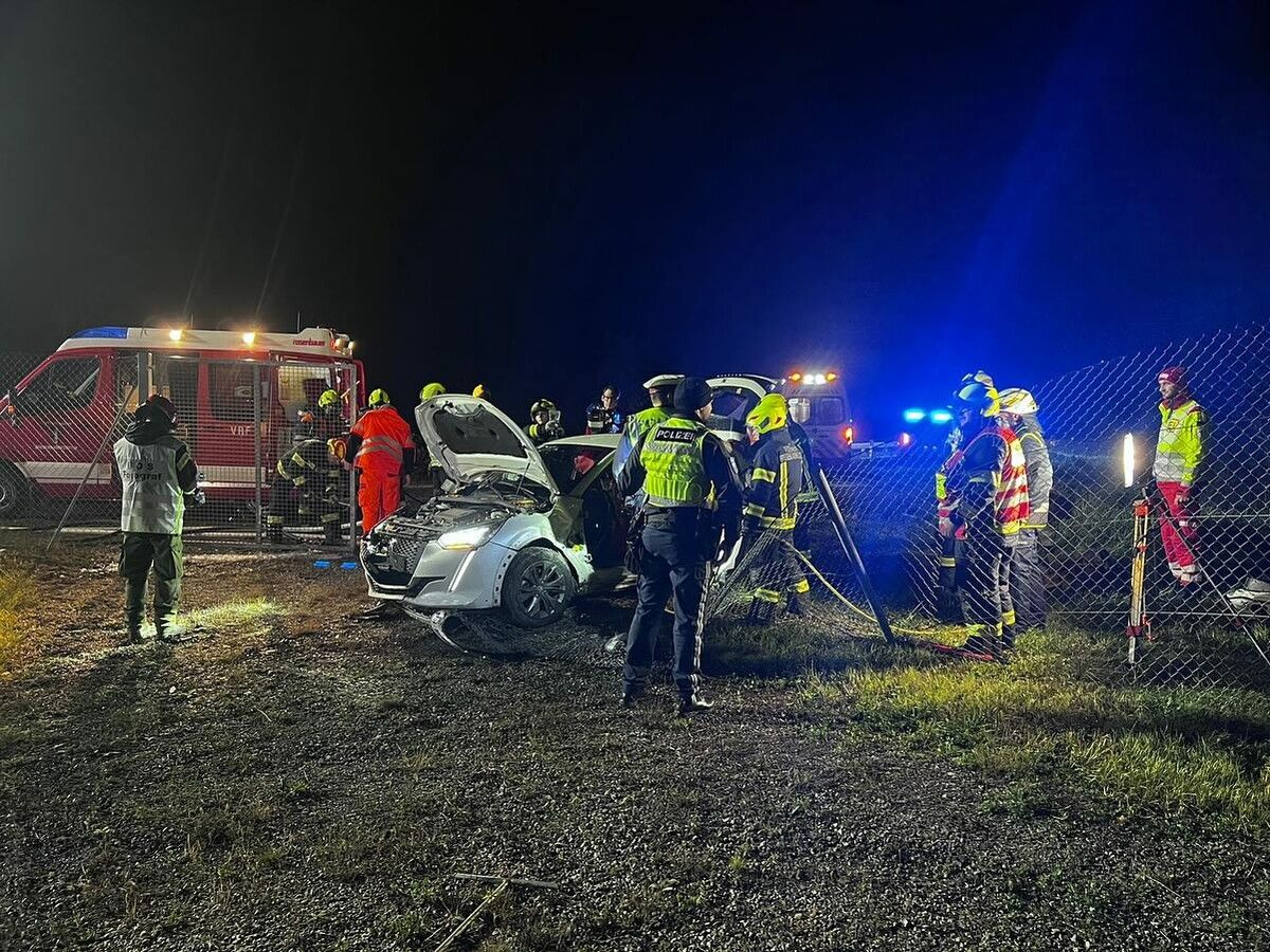 Die Autofahrerin kam bei der Autobahnausfahrt Wolfurt aus zunächst unbekannter Ursache links von Fahrbahn ab. ⇒Feuerwehr Bregenz-Vorkloster