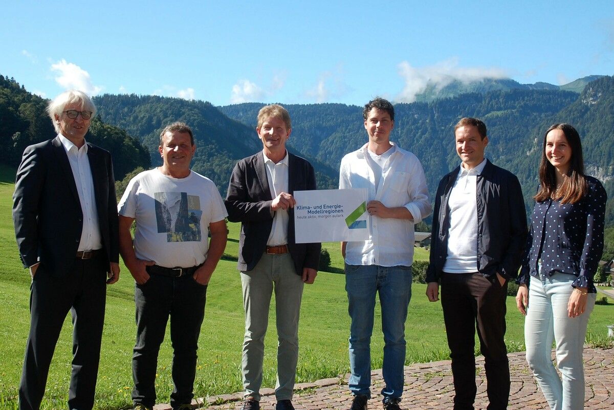 Die Bürgermeister Paul Sutterlüty (Egg), Josef Anton Schmid (Schwarzenberg), Bernhard Kleber (Andelsbuch), KEM-Manager David Schmidinger, Klaus Sohm (Alberschwende) und Ariane Weifner (KEM-Beraterin). ⇒Energieinstitut