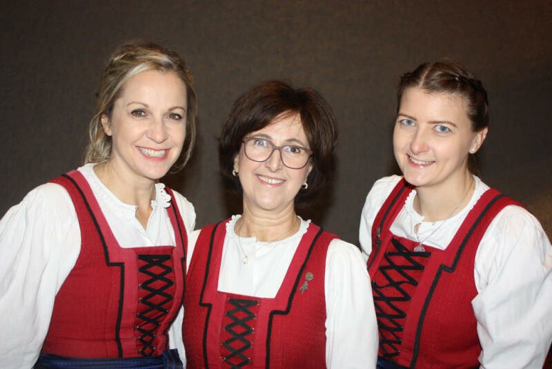 Die drei Obfrauen Isolde Gögele, Susanne Entner und Alexandra Gabriel sind für das Konzert bestens gerüstet. ⇒VN/TK