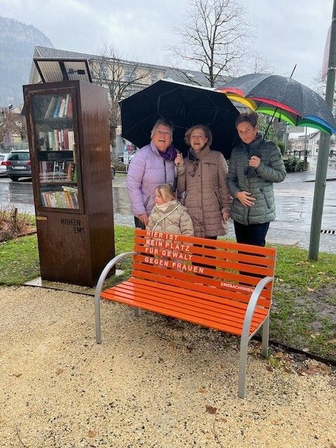 Die Emsbachinnen stellten eine orange Bank auf dem Schlossplatz auf.⇒Emsbachinnen