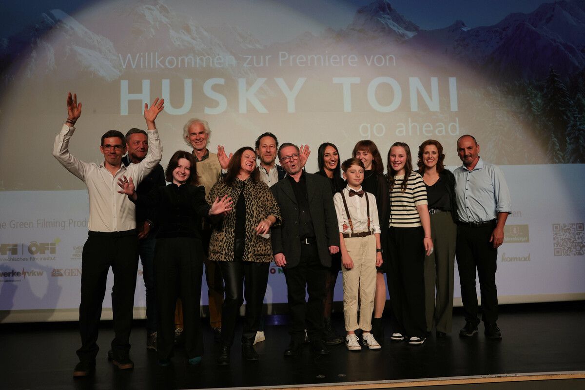 Die Familie Kuttner mit Russ-Preis-Träger Anton Kuttner (r.) sowie Filmleuten und Mitwirkenden. ⇒ame