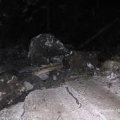 Gewaltiger Felssturz sorgt weiter  für Stromausfall und Straßensperre
