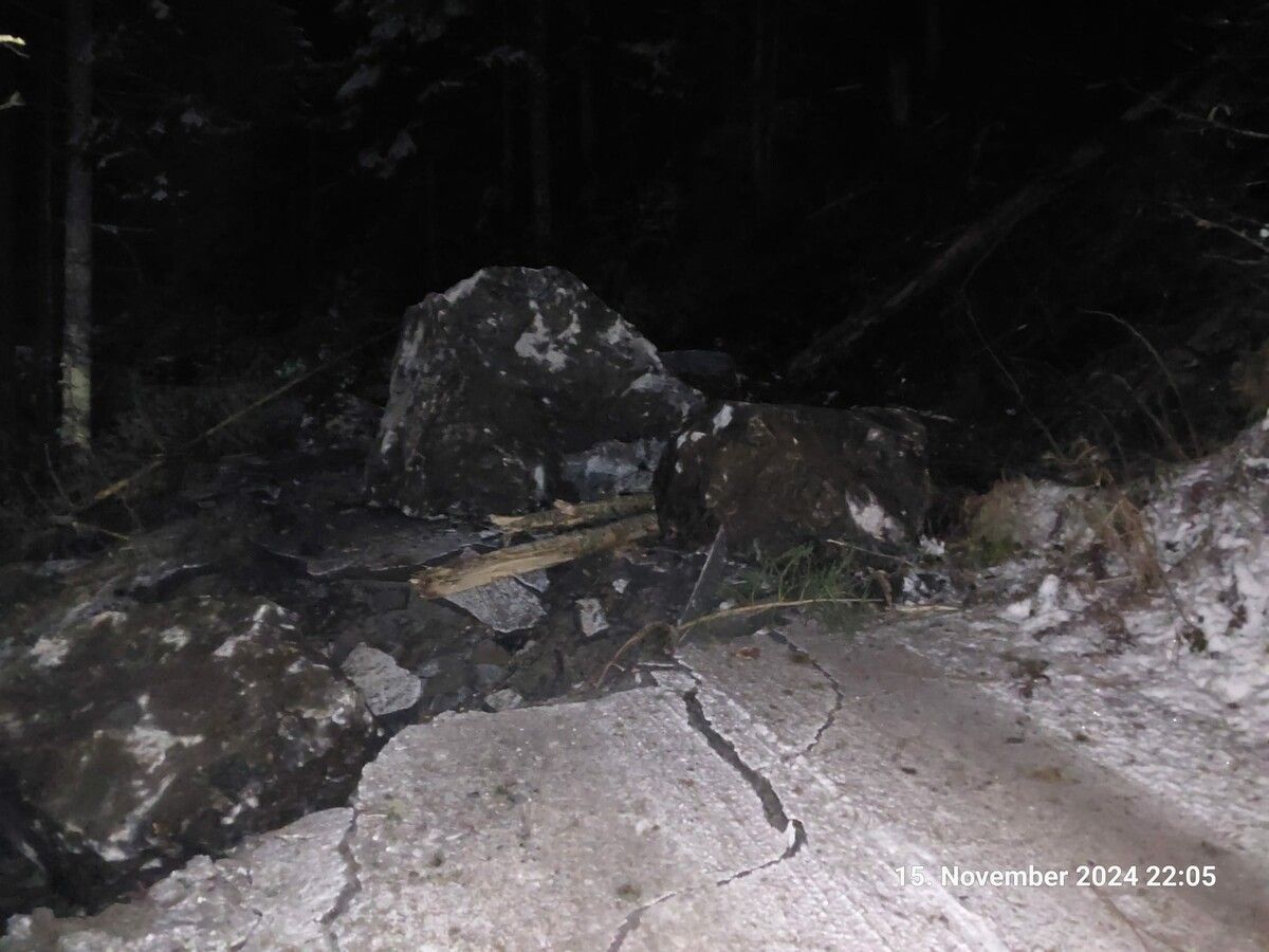 Die Felsbrocken beschädigten nicht nur die Fellimännlestraße, sondern auch die Versorgungsleitungen. ⇒Feuerwehr Silbertal