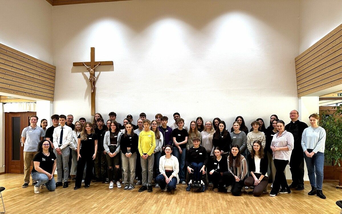 Die Firmlinge und das Firmteam aus Hohenems bereiten sich auf die Firmung im Mai 2025 vor. ⇒Katholische Kirche