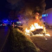 Zwei Fahrzeuge in hellen Flammen