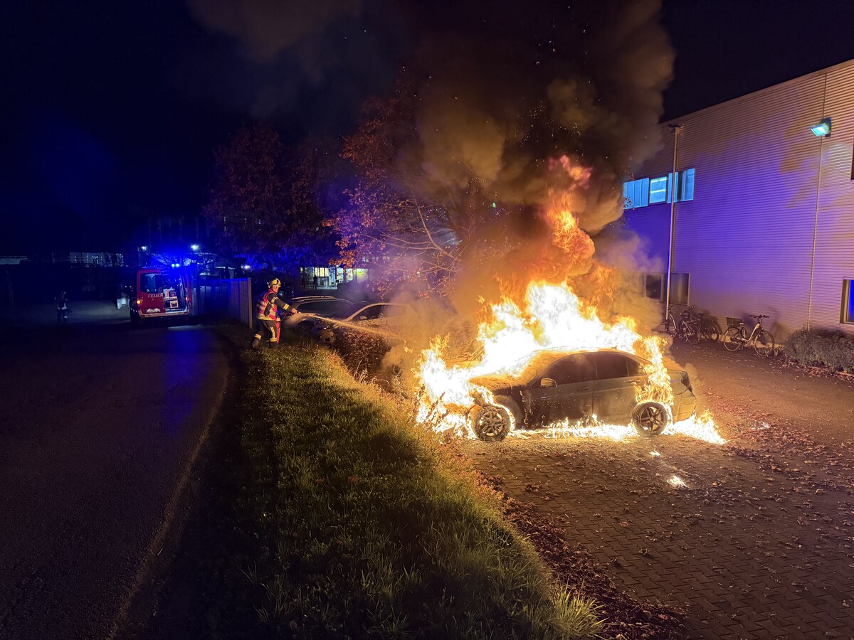 Die Flammen eines brennenden Pkw griffen auf ein zweites Fahrzeug über. ⇒Vlach