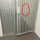 Häftling im Polizeiarrest in der Klemme