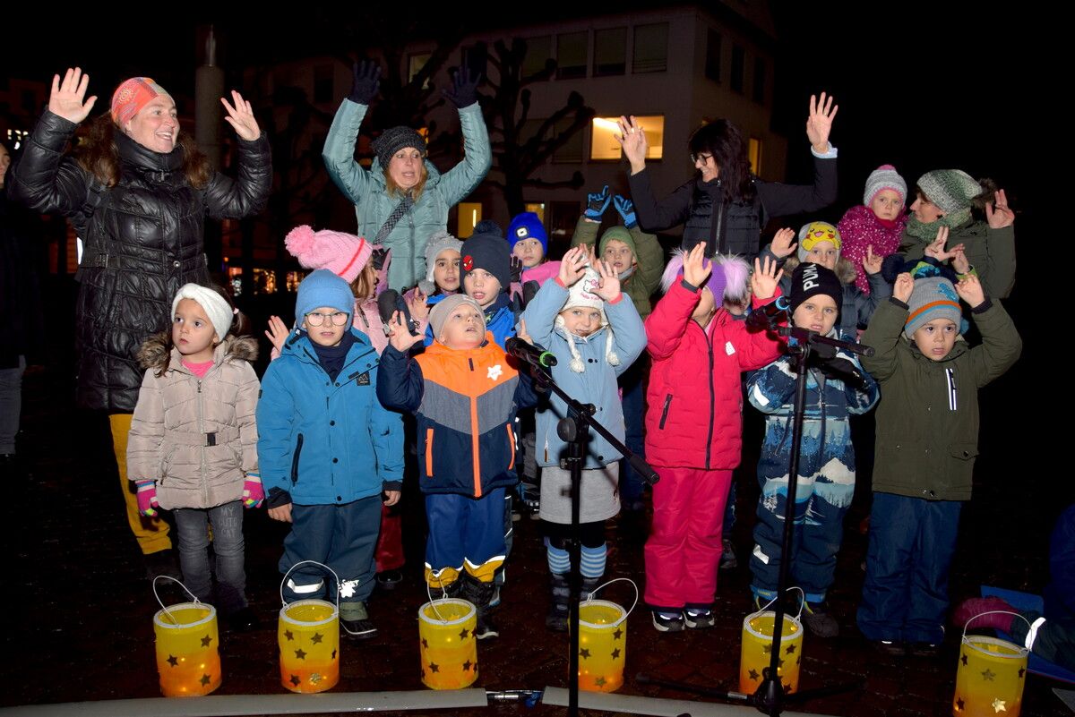 Die Kinder des Kindergartens Igel feierten die Illuminierung mit.⇒SCO