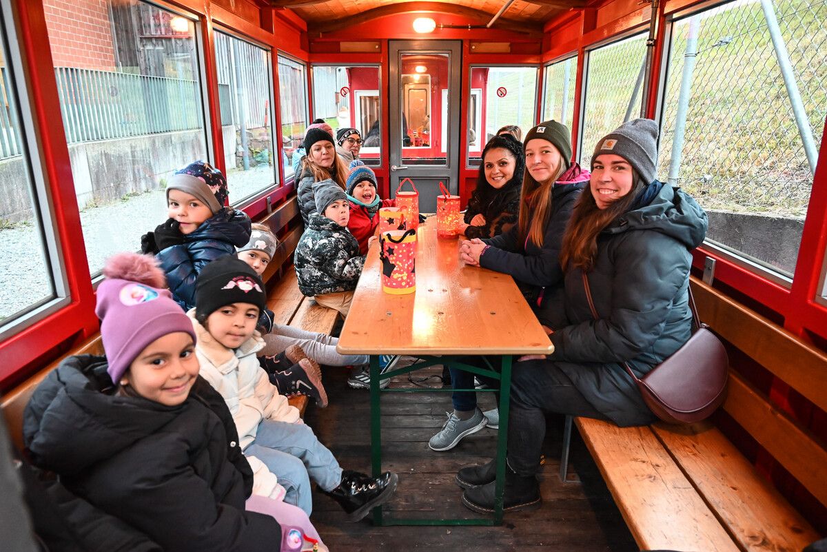 Die Kinder vom Kindergarten Augarten feierten dieses Jahr ein besonderes Laternenfest. Sie genossen im Vorfeld eine gut einstündige Ausfahrt.⇒BVS