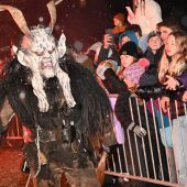 Gruselige Masken und Tradition vereint