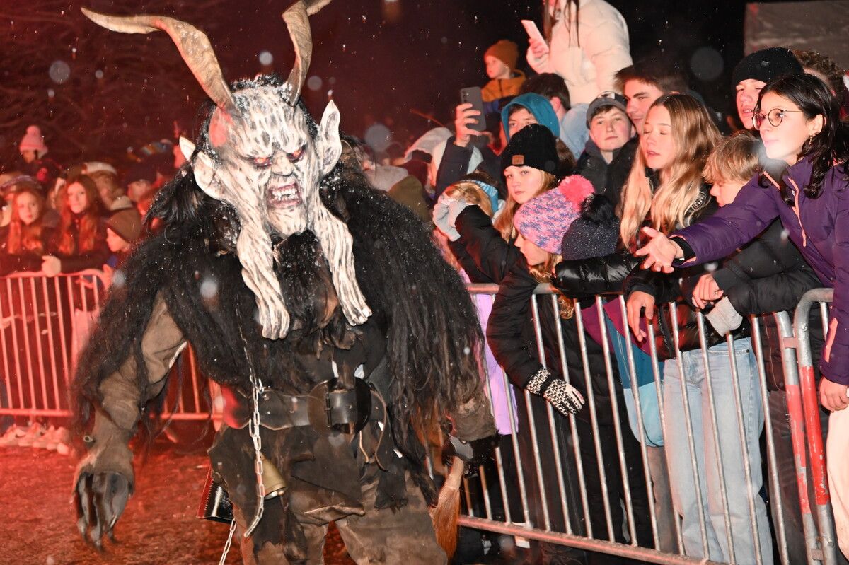 Die Krampusse waren haufenweise auf dem Brazer Festplatz unterwegs. ⇒DOB