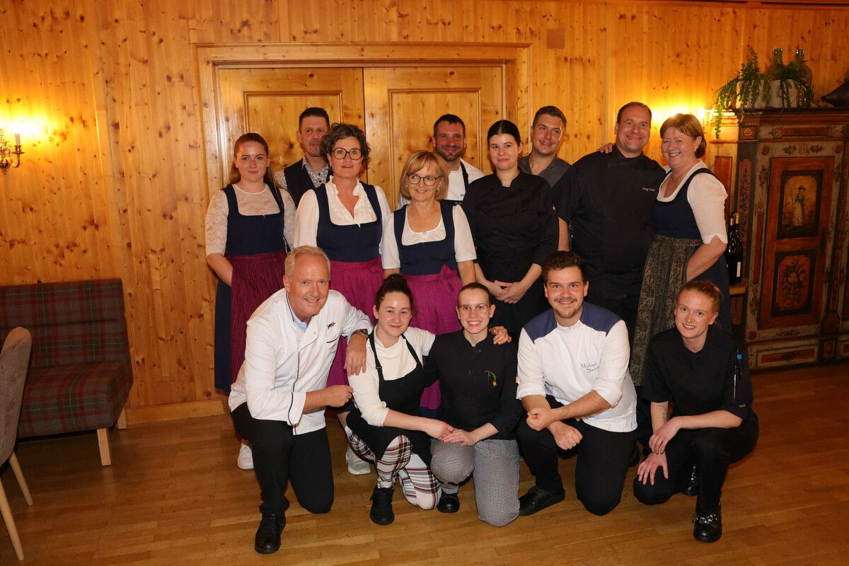 Die Küchen- und Serviceteams nach getaner Arbeit. ⇒AME
