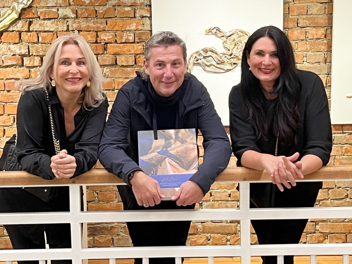 Die Künstlerinnen Mercedes (l.) und Franziska Welte mit Autor Klaus Feldkircher luden zur Vernissage und Buchpräsentation. ⇒Franc