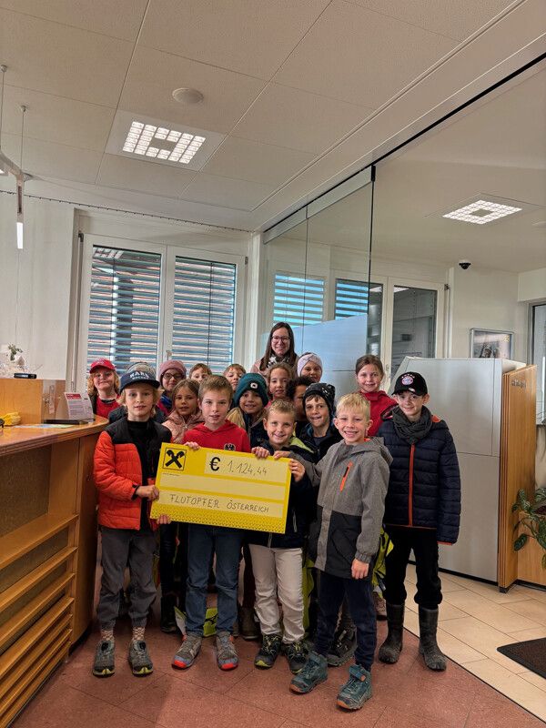 Die Kürbissuppenaktion der VS Langen sammelte 1124,44 Euro für Flutopfer. Die Kinder kochten mit Begeisterung für den guten Zweck. ⇒VS Langen b. Bregenz