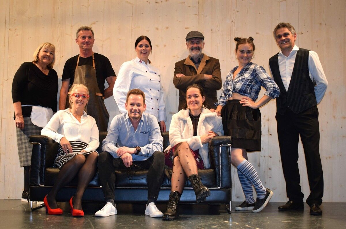 Die Lingenauer Schauspielerinnen und Schauspieler freuen sich auf die Premiere ihrer neuen Produktion. ⇒ME