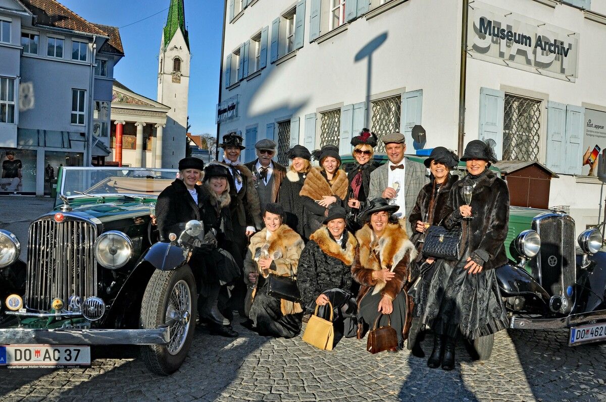 Die Martinigänse hatten sich stilgerecht im Oldtimer zum Martinimarkt chauffieren lassen.⇒LCF