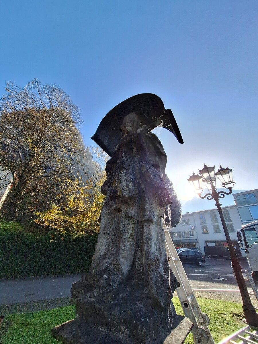 Die Nepomuk-Statue soll von Moos und Schmutz befreit werden.⇒Stadt Hohenems
