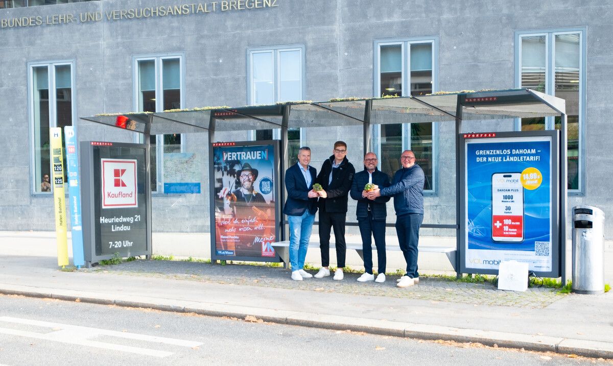 Die neu gestaltete Haltestelle bei der HTL (v. l.: Dominik Sobota und Manuel Mathis, Geschäftsführung Progress Vorarlberg Werbe GmbH, Bürgermeister Michael Ritsch und Stadtrat Robert Pockenauer). ⇒Stadt
