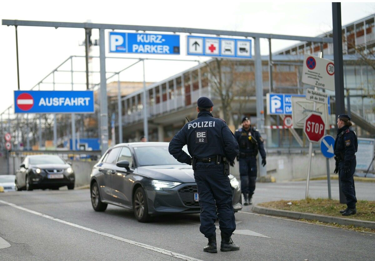 Die Polizei war mit einem Großaufgebot vor Ort. Auch die ausfahrenden Autos wurden kontrolliert. ⇒APA