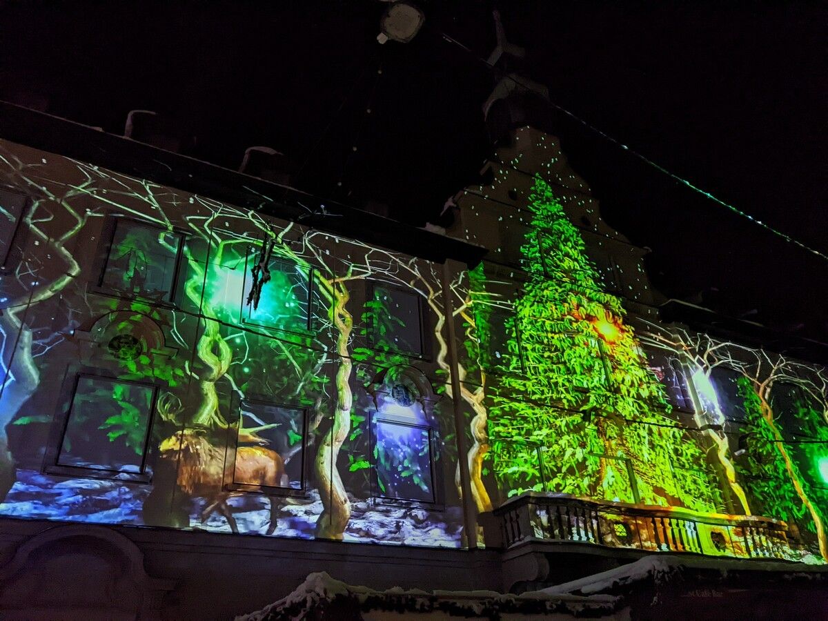 Die Rathausfassade in Bregenz wird während der Bregenzer Weihnacht audiovisuell in Szene gesetzt.⇒
              ⇒
              Bregenz Tourismus/Charlotte Bach