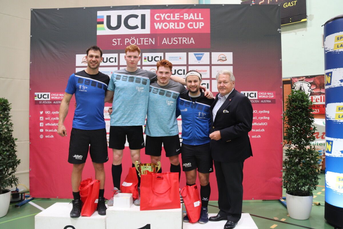 Die RV-Sulz-Spieler Michael Welte, Philipp und Maximilian Schwendinger sowie Kevin Bachmann (v. l.) mit ÖRV-Präsident Harry Mayer beim Heimweltcup in St. Pölten. ⇒Verein