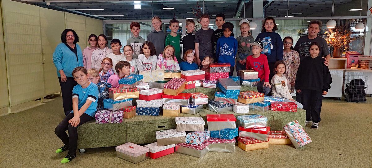 Die Schüler befüllten 76 Schuhkartons mit Geschenken für bedürftige Kinder. ⇒Schule