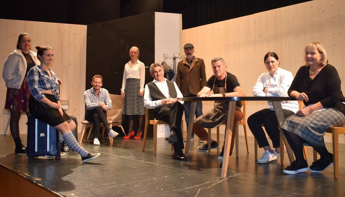 Die Theatergruppe Lingenau unterhielt das Publikum bei der bestens geglückten Erstaufführung. ⇒ME