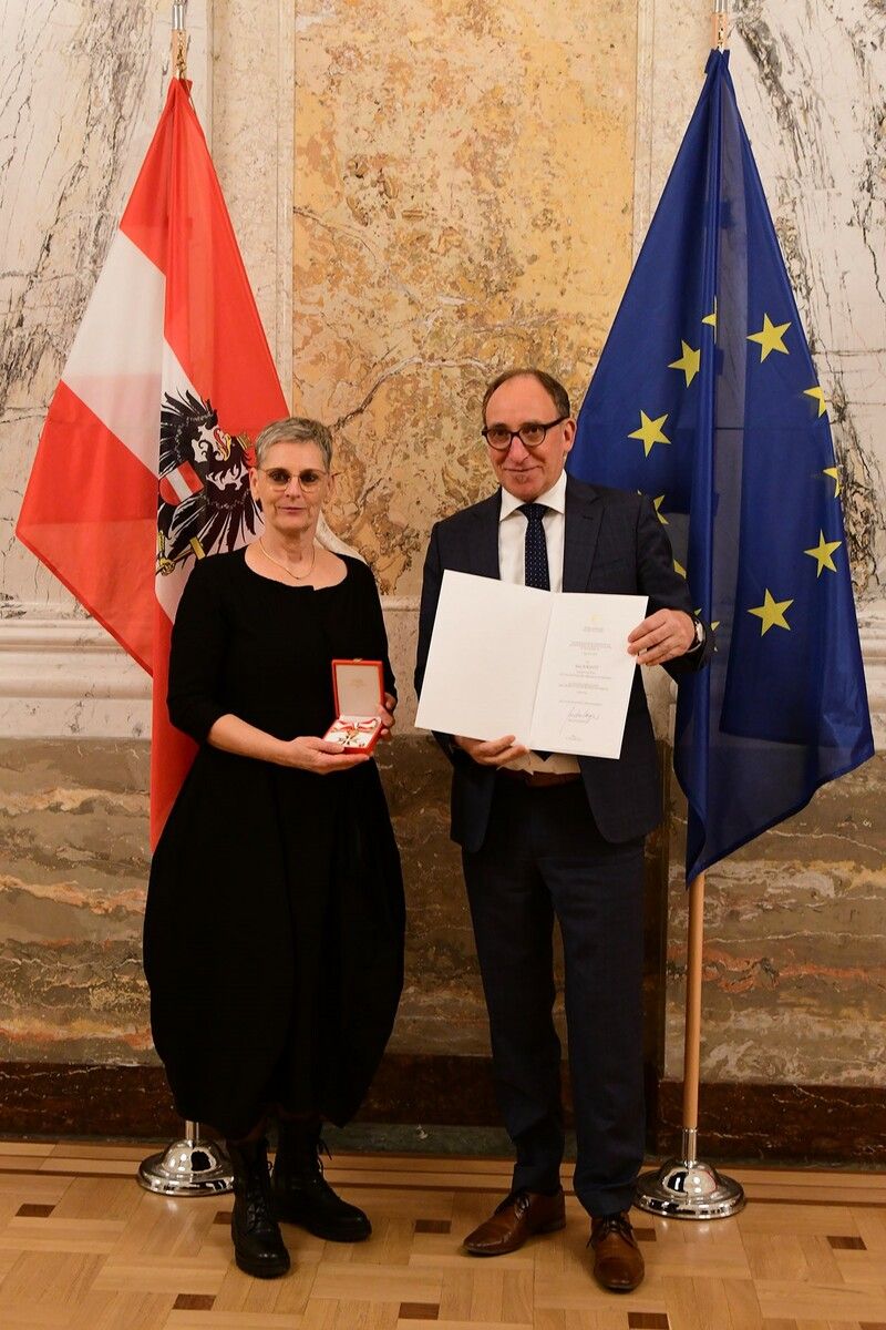 „Die Würdigung unserer Arbeit berührt mich zutiefst“, bedankte sich Vera Juriatti nach der Ehrung durch Minister Johannes Rauch.⇒Ministerium