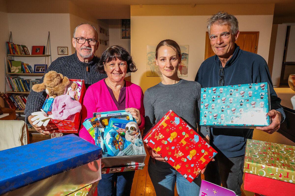 Dieter und Ingeborg Kuhn, Claudia Sarac und Gerhard Klocker. Claudia Sarac erhielt als Kind in Rumänien selbst ein Päckchen. ⇒VN/Steurer