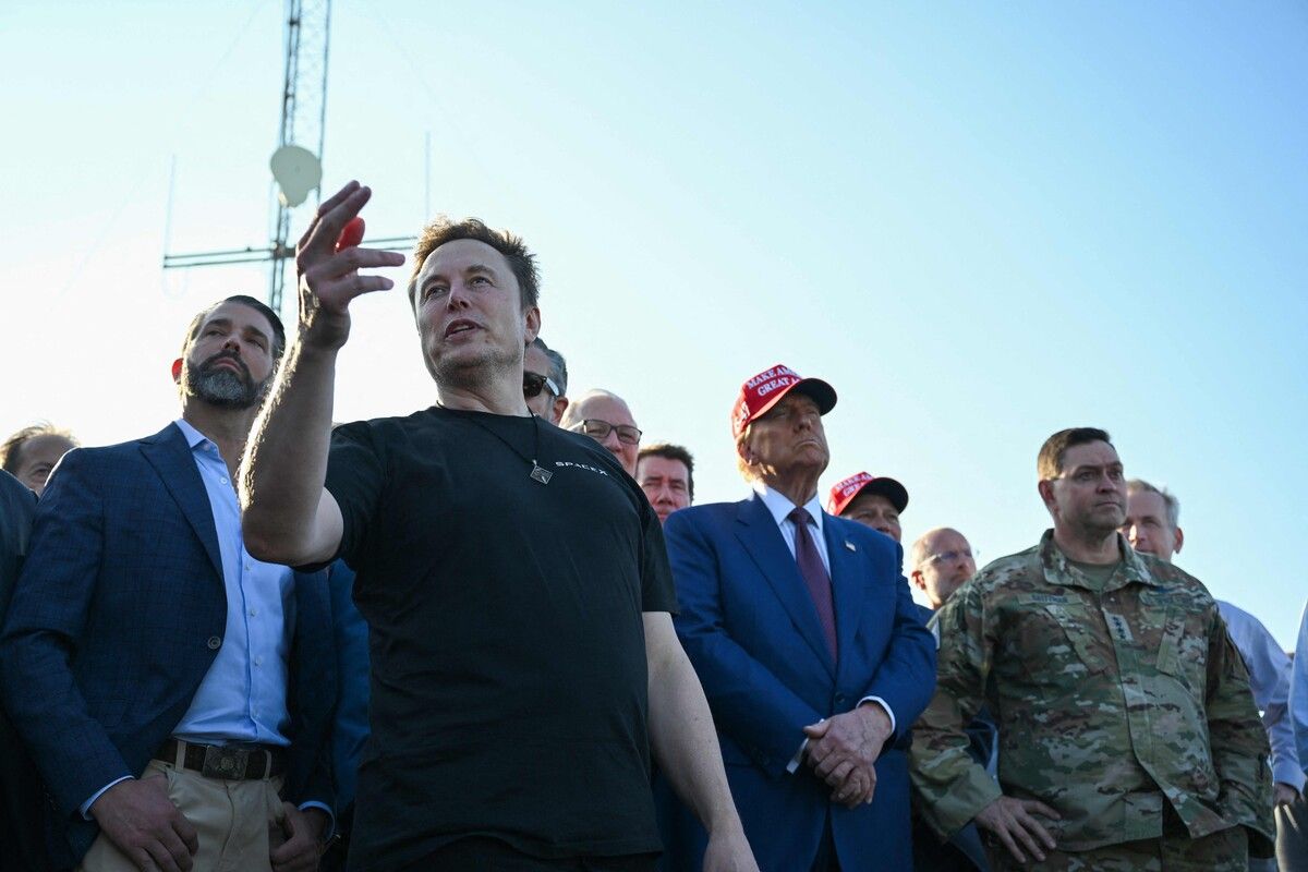 Donald Trump hat gemeinsam mit Elon Musk den sechsten Testflug der Mega-Rakete Starship verfolgt.⇒AFP
