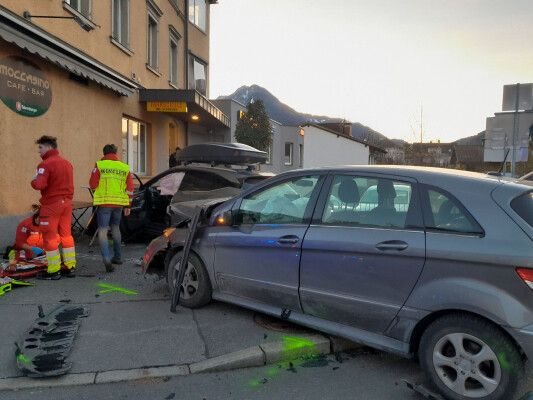 Durch die Wucht des Aufpralls wurden beide Fahrzeuge erheblich beschädigt.⇒FW Bludenz