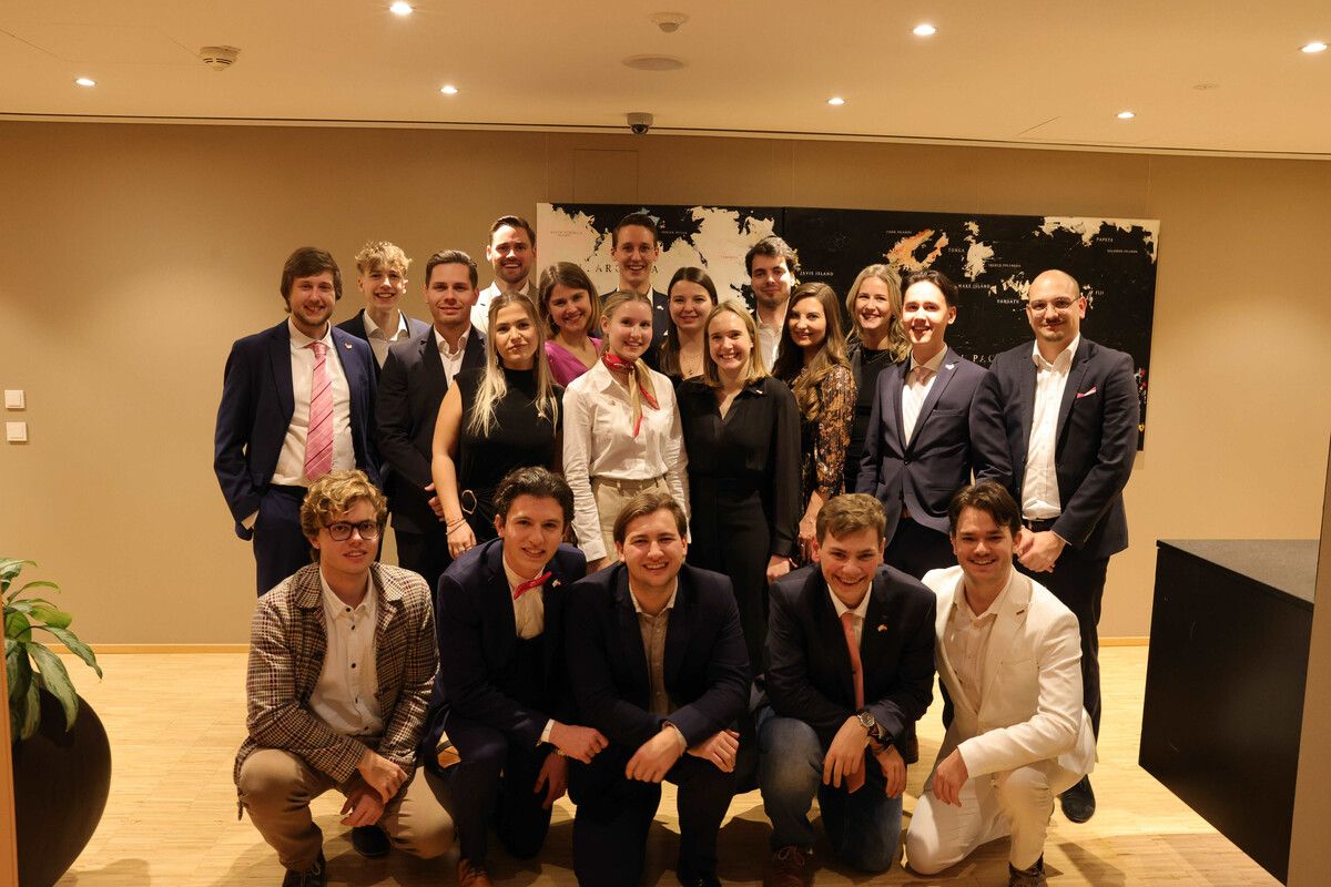 Ein Großteil der 26 Clubmitglieder des neu gegründeten Rotaract-Clubs. ⇒ame