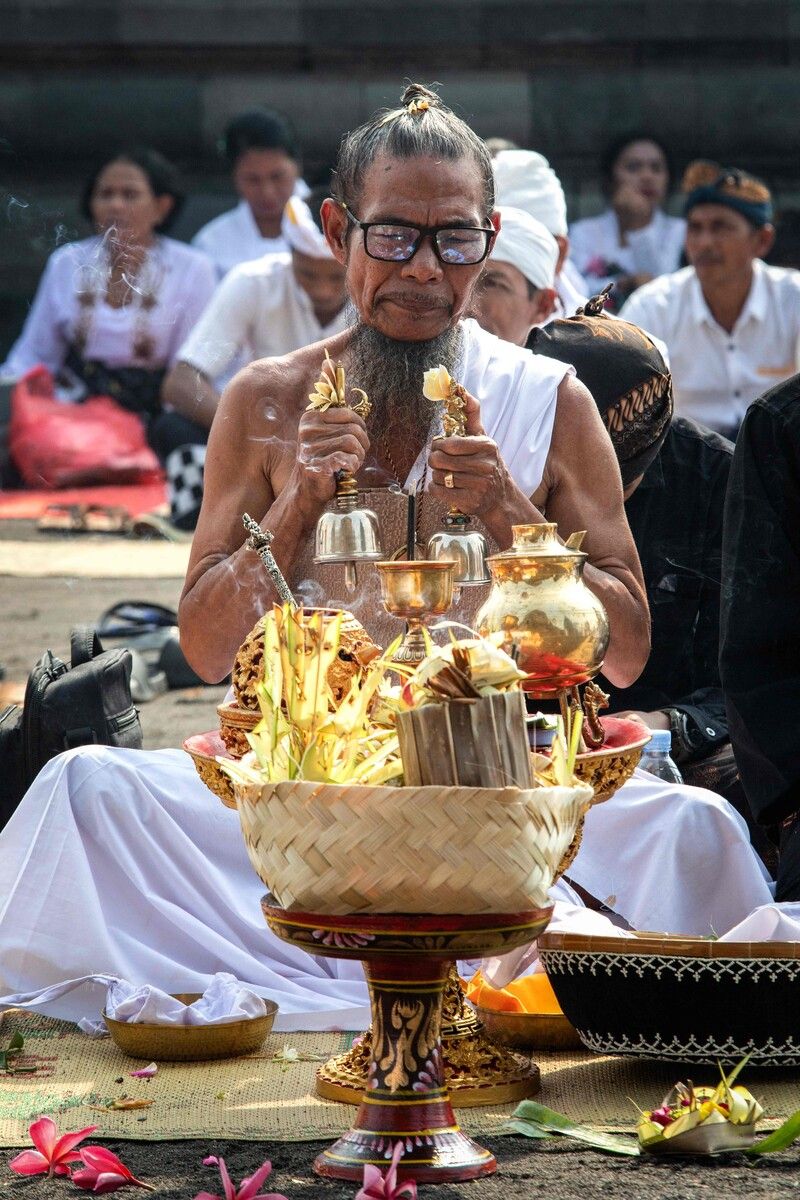 Ein hinduistischer Priester leitet das Gebet während der Abhiseka-Zeremonie, einem Ritual zur Reinigung in Indonesien. AFP
