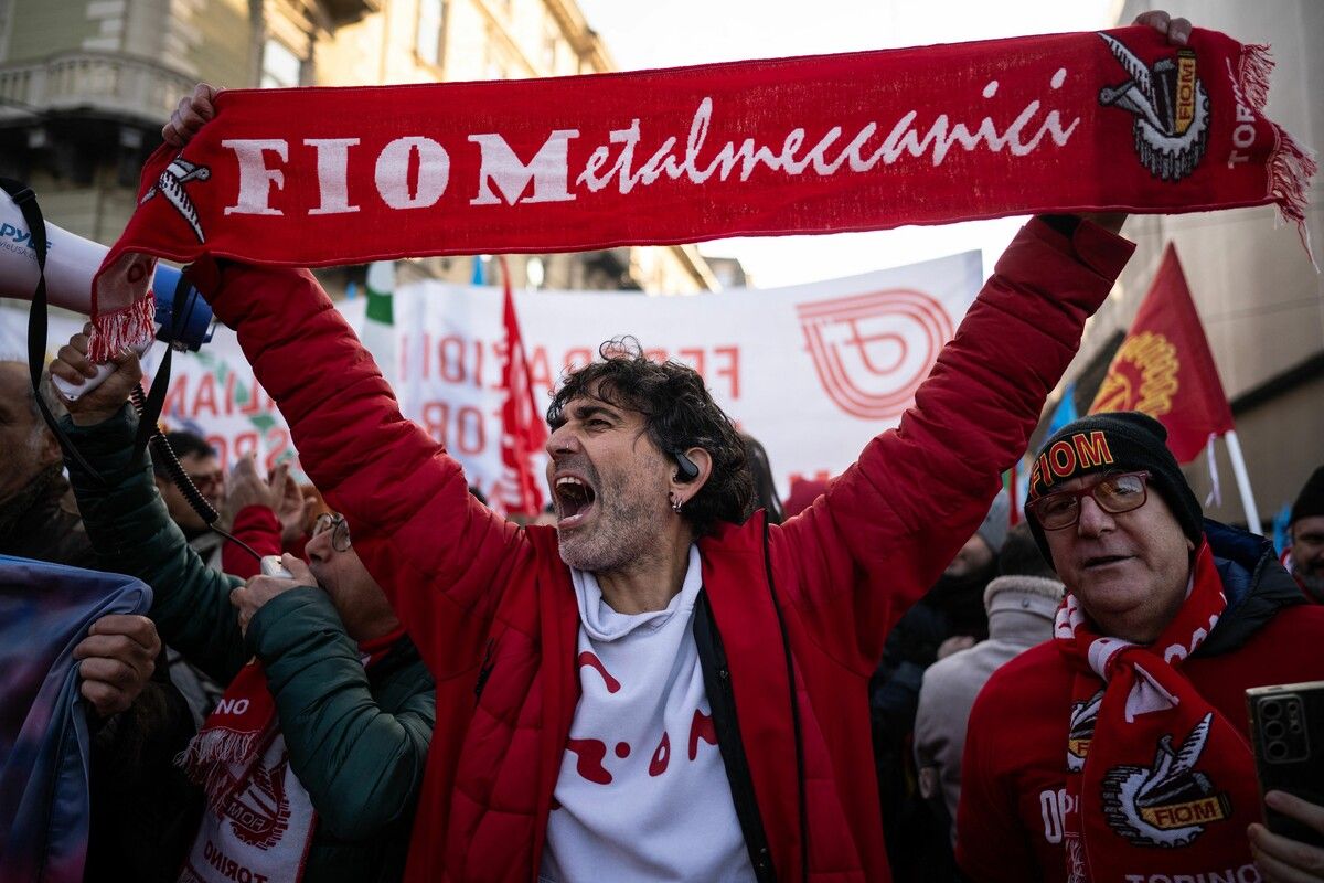 Ein italienischer Metallarbeiter protestiert in Turin gegen die vom italienischen Verkehrsminister geforderte Verkürzung der Streikzeit. AFP