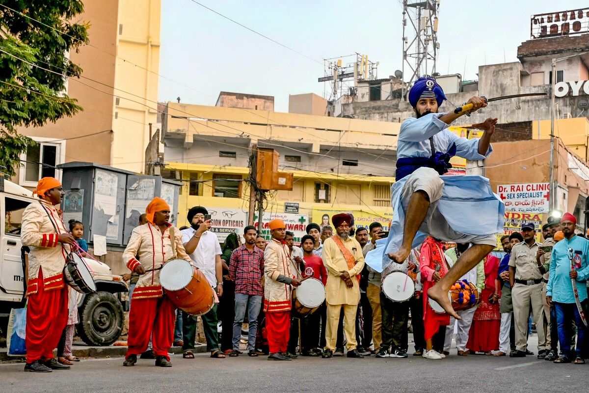 Ein junger Mann führt „Gatka“, eine alte Form der Sikh-Kampfkunst, während einer religiösen Prozession in Indien auf. AFP