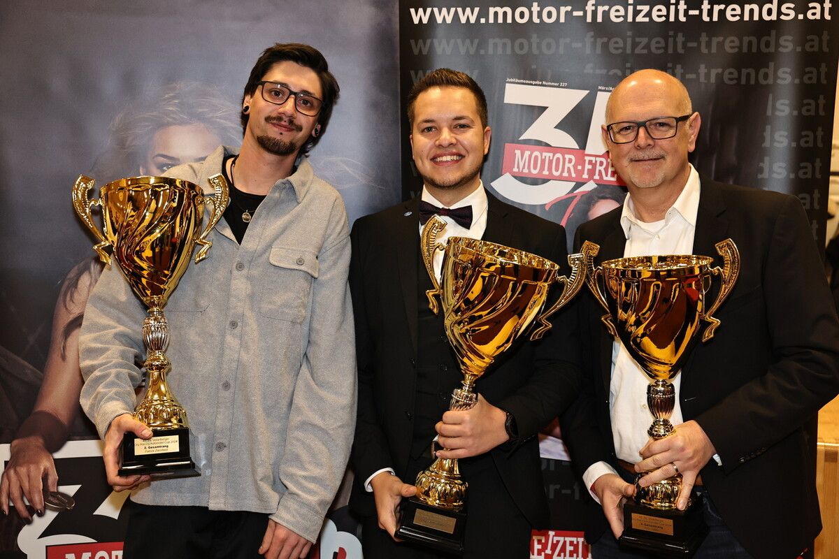 Elias Scheibenstock (rechts) als strahlender Sieger des Automobil-Cups, links der Italiener Ziernheld.⇒Noger