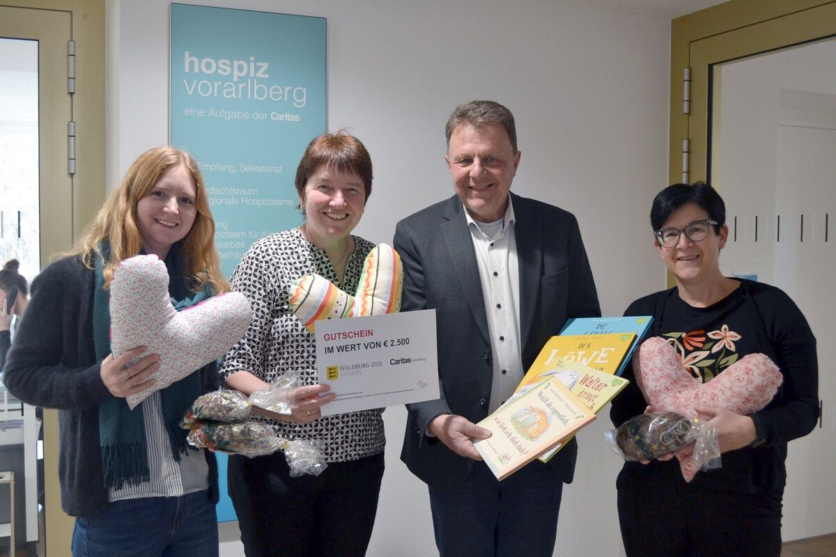 Eva Kolb (Waldburg-Zeil-Kliniken, v.l.), Angelika Ott (Familienhilfe), Klinikdirektor Horst Veile-Reiter sowie Brigitte Scheidbach (Hospiz Vorarlberg). ⇒Caritas
