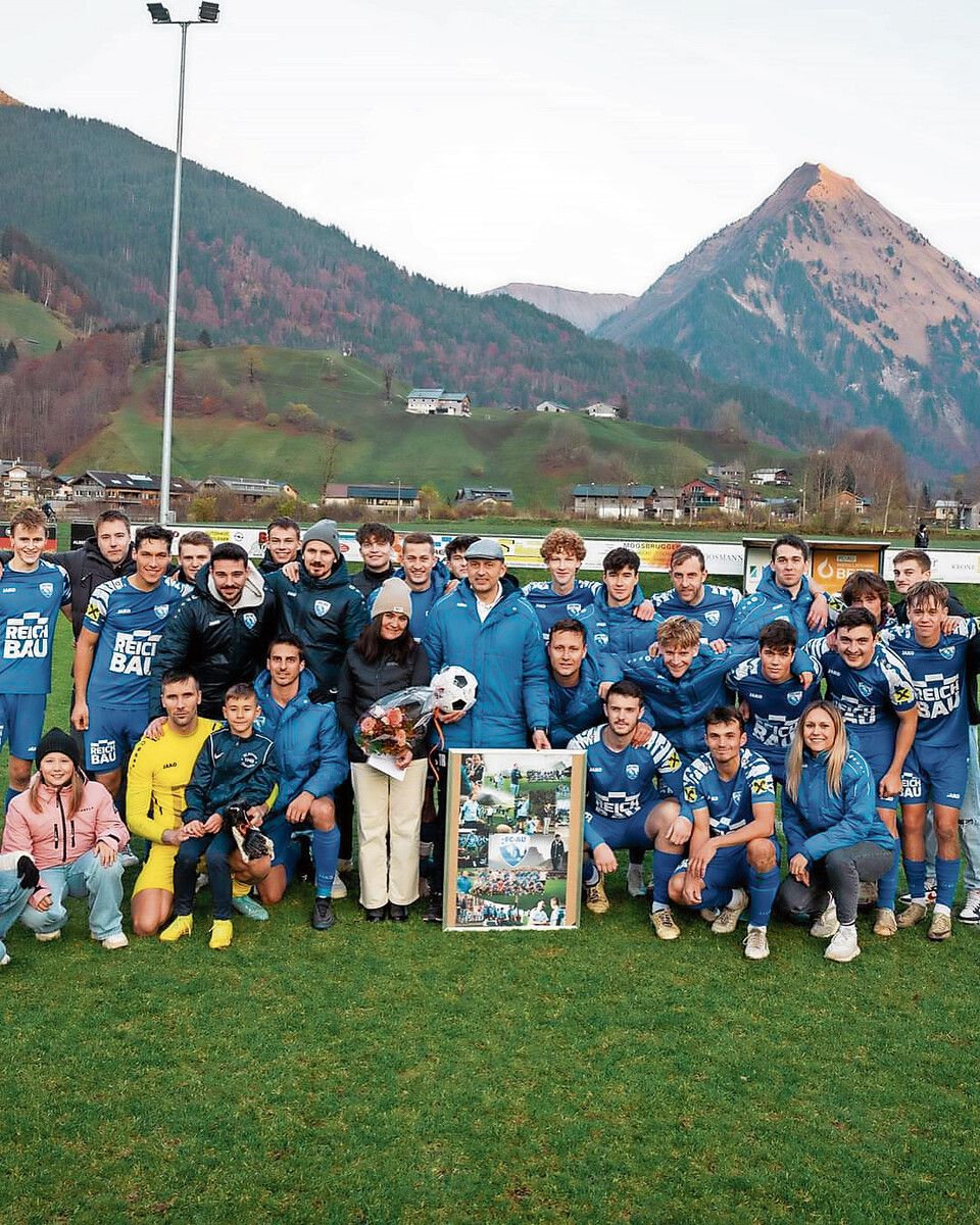 FC-Au-Trainer Alexander Muxel (Mitte) wurde gebührend verabschiedet. ⇒siha