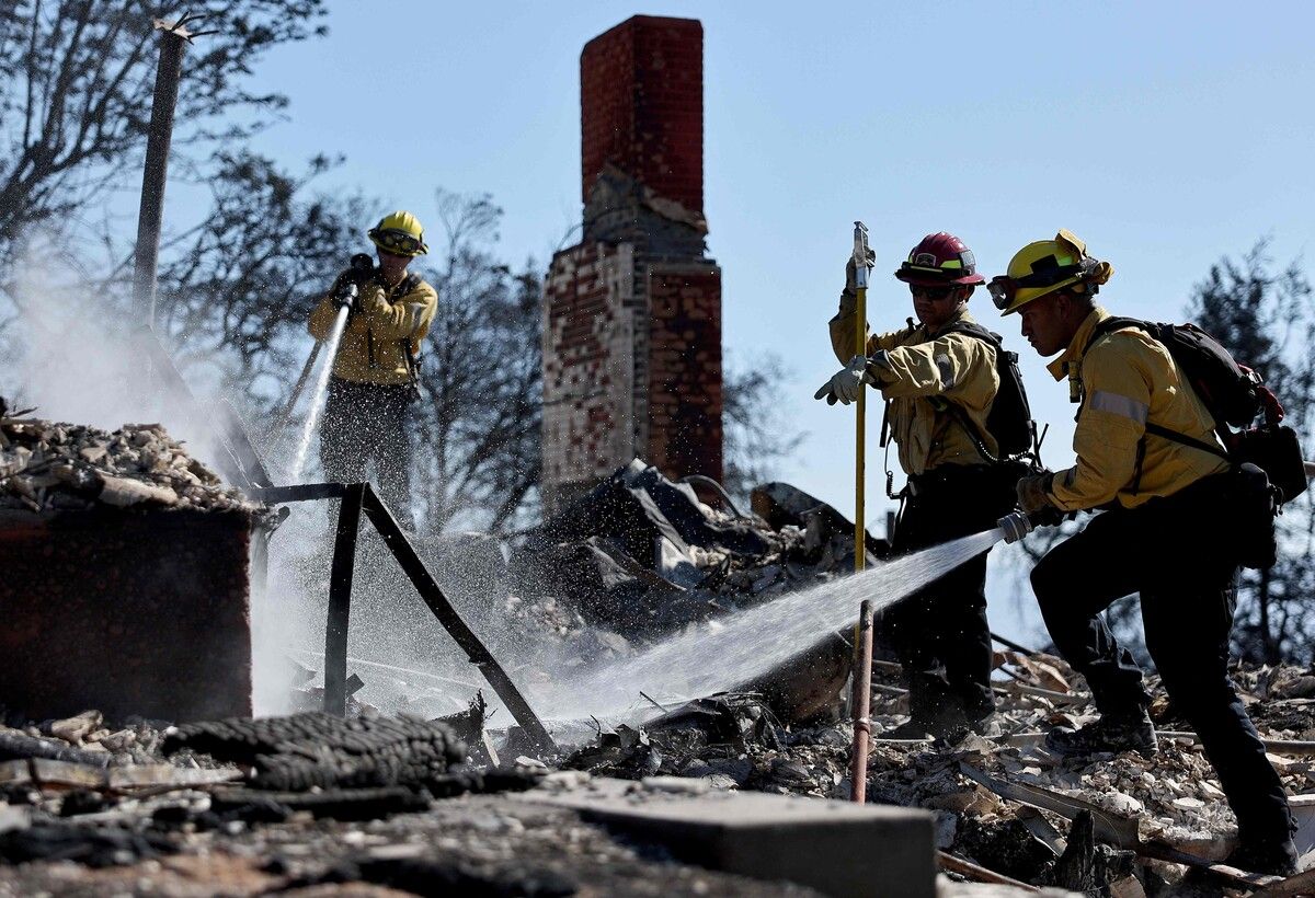 Feuerwehrleute aus Los Angeles beim Löschen von Glutnestern. ⇒AFP