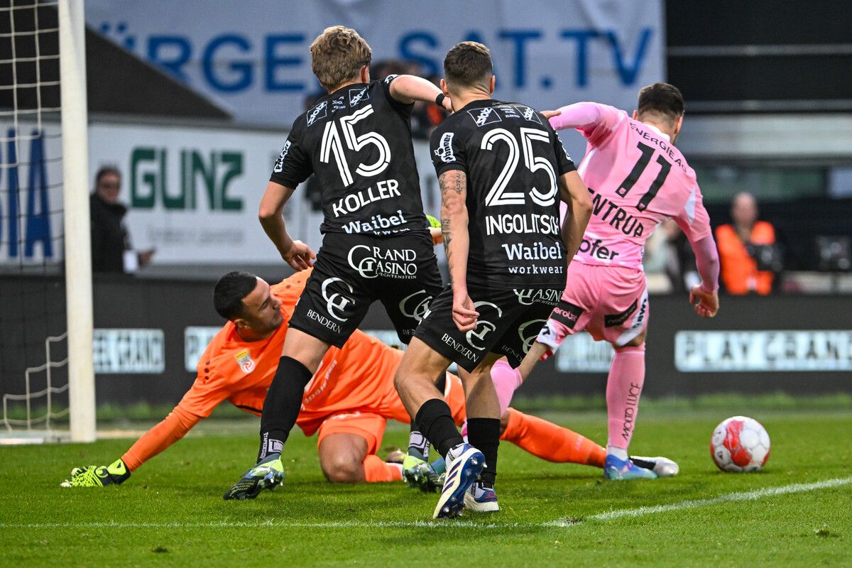 Der entscheidende Moment aus dem Heimspiel vom November 2024. Maximillian Entrup erzielt den Siegtreffer für den LASK. Die Linzer sind Altachs erster Qualigegner.⇒gepa