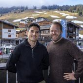 Patrick Krummenacher und Benjamin Schneider eröffnen das Arlberg Club House. »D1