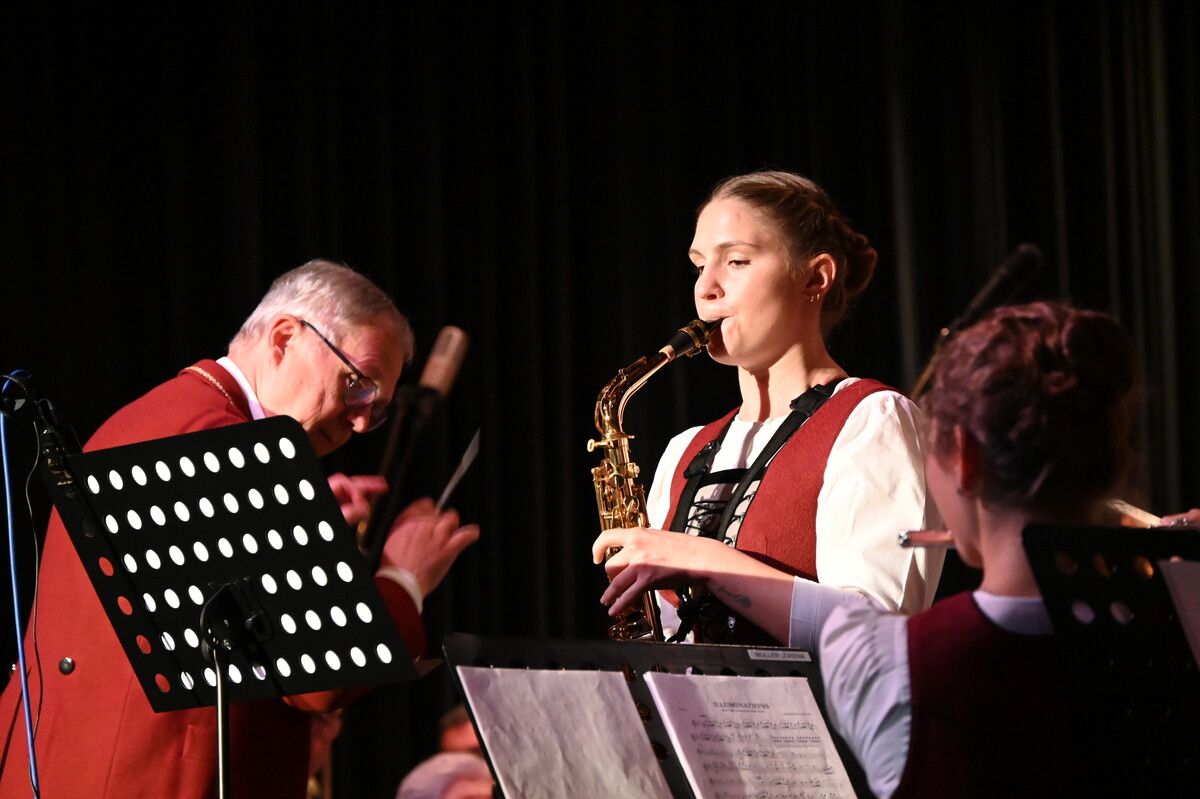Florine Wüschner legte ein Solo auf ihrem Altsaxophon hin. ⇒DOB