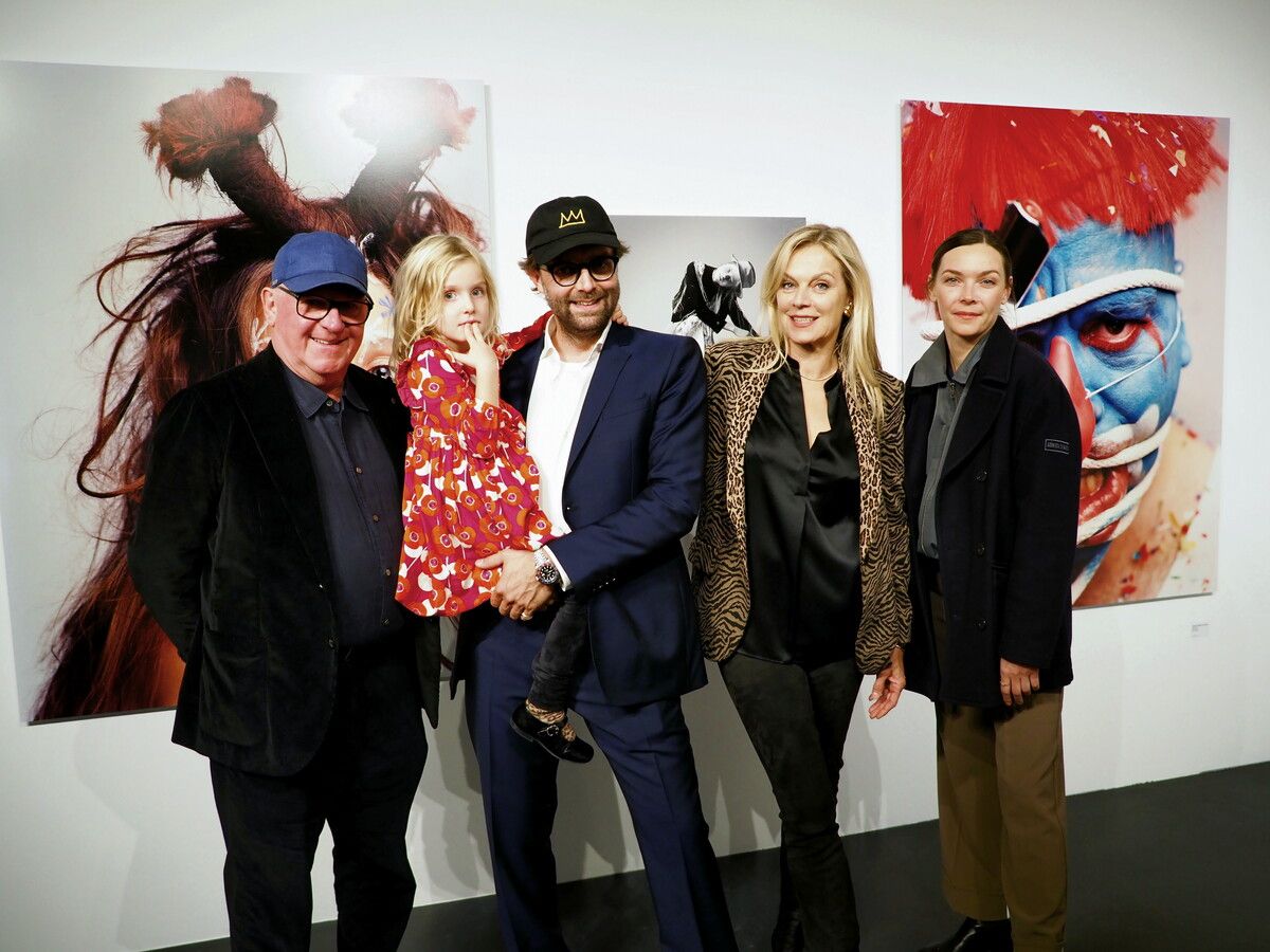Fotograf Christian Anwander mit Tochter Avalie, seiner Mutter Edith und seiner Schwester Laura Fink sowie Kulturamtsleiter Roland Jörg (Stadt Dornbirn) bei der Ausstellungseröffnung. ⇒sie