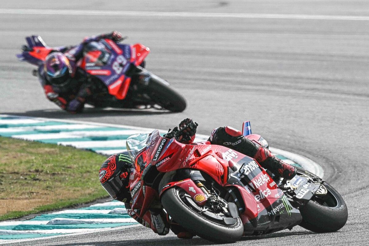Francesco Bagnaia in Extremis mit Jorge Martin am Hinterreifen.⇒APA
